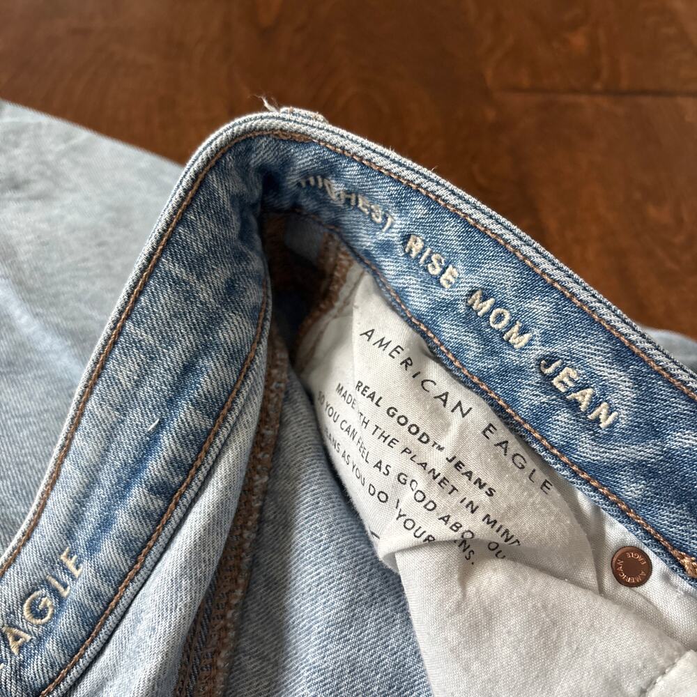 American Eagle Highest Rise Mom Jeans Light Blue Distressed Ripped Women‎ 8 long - Picture 7 of 14
